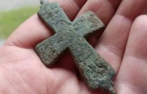 Relicário raro em forma de cruz descoberto na casa de um cavaleiro medieval na Polônia