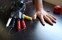 Mão robótica tem ossos e tendões “mais humanos” graças a novo método de impressão 3D
