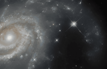 Hubble captura galáxia espiral a 130 milhões de anos-luz da Terra