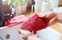 Lavar carne na pia pode causar intoxicação alimentar