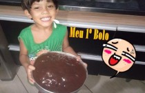 Criança de 4 anos fazendo bolo de chocolate rápido e fácil