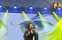 Paula Hirama canta músicas de anime durante o 9º Japão na Praça, em Piracicaba