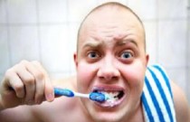 5 erros que a maioria das pessoas comete ao escovar os dentes