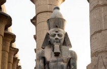 Arqueólogos desenterram estátua enorme de rei Ramsés II no Egito