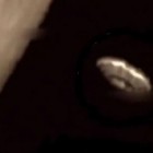 OVNI gigante, em forma de disco, foi fotografado perto da lua