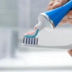Se quer manter os dentes saudáveis, saiba escolher a pasta correta
