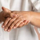 Saiba em quais situações a dormência nas mãos ou braço é motivo de alerta