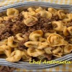 Capelete com molho de tomate e carne moída.