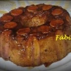 Pudim de pão caseiro rústico com banana e calda de canela.