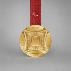 Atletas franceses mostram péssimo estado das medalhas conquistadas nos jogos de Paris