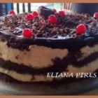 Bolo mousse de maracujá com cobertura de trufa.