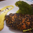Filé de frango com crosta de gergelim e molho de mostarda, experimente..