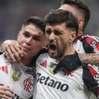 Flamengo vence o Corinthians de virada e se isola na liderança do Brasileirão