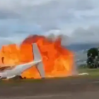 Avião cai e explode após decolagem