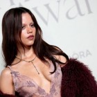 A atriz Jenna Ortega brilha em look ousado em evento