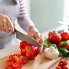 Hábito comum na cozinha espalha bactérias e aumenta risco de intoxicação