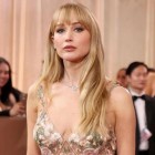 Jennifer Lawrence de vestido transparente mostra tudo no globo de ouro 2026