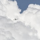 Avião carregando R$ 15 milhões cai; moradores saqueiam