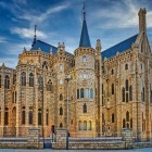 O Palácio Episcopal de Astorga foi projetado pelo arquiteto Antoni Gaud