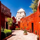 O Mosteiro de Santa Catarina de Siena é um mosteiro de Arequipa Peru