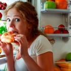 Os 7 hábitos alimentares que aumentam a ansiedade