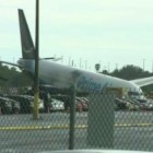 Avião sai da pista, atravessa avenida e mata cinco