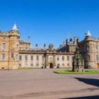 O Palácio de Holyroodhouse, ou Palácio de Holyrood, é um palácio da Escócia