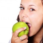 Você Está Comendo Maçã do Jeito Certo? Veja Como Aproveitar Melhor Seus Benefícios