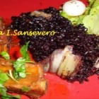 Costelinha suína ao vinho, arroz preto com alho poró e saladinha.
