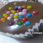 Bolinhos de chocolate com cobertura e confeitos coloridos, confira!