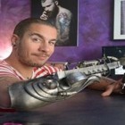 Tatuador com braço amputado usa prótese incrível ao estilo steampunk