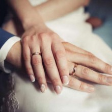 Por que usamos a aliança de casamento no dedo anelar da mão esquerda?
