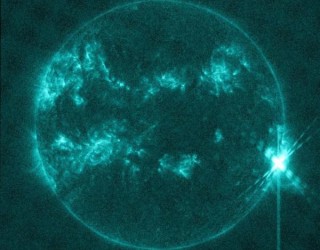 “Monstro hiperativo” dispara explosão solar mais poderosa dos últimos tempos