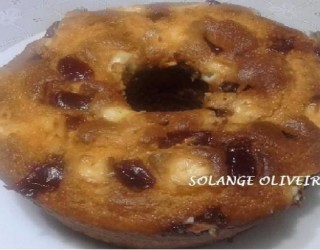 Bolo de milho verde com requeijão e goiabada, experimente.