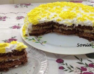 Bolo de chocolate com recheio de beijinho e creme de chocolate.