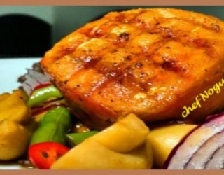 Medalhão de salmão com legumes salteados na manteiga, experimente!