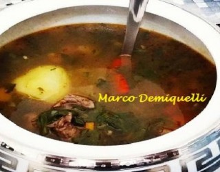 Sopa de legumes com carne e ervas finas, experimente!