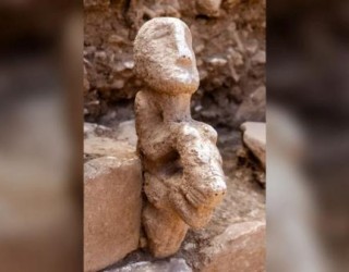 Arqueólogos encontram estátua de 11 mil anos mostrando uma pessoa montada em um leopardo