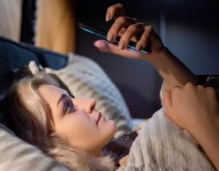 Uso do celular antes de dormir afeta sono e bem-estar, alerta especialista