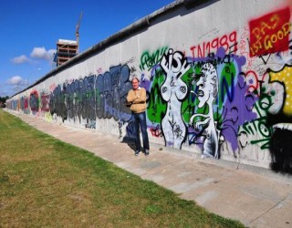 Muro de Berlim foi uma barreira de concreto vigiada que cercou Berlim Ocidental