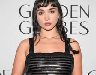 Rowan Blanchard capricha na transparência para festa do Golden Globes
