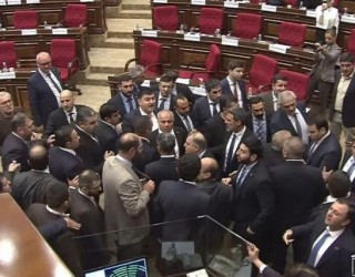Pancadaria toma conta do Parlamento da Armênia e deputados trocam socos e cadeiradas