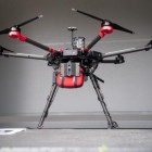 Drone carregando um desfibrilador salva a vida de uma pessoa