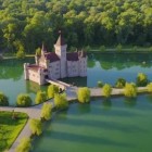 Empresário russo constrói castelo de conto de fadas no meio de um lago