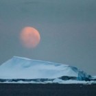 Foto impressionante feita na Antártica mostra o eclipse total da Lua com uma bela aurora