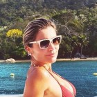 Flávia Alessandra ostenta corpão ao posar de biquíni na praia