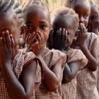 Doença não identificada mata 24 crianças em 5 dias em Nova Guiné