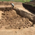 Arqueólogos encontram vala comum pré-histórica com esqueletos sem cabeça