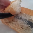 E essa garota que achou uma lâmina de gilete dentro do pão!?
