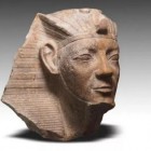 Antigas estátuas egípcias de faraó-esfinge desenterradas no templo do sol